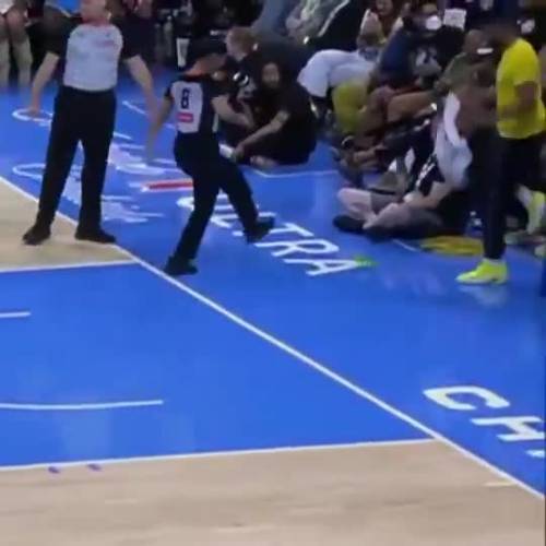 Sex Toys lanciati durante una partita di basket. La rabbia delle giocatrici