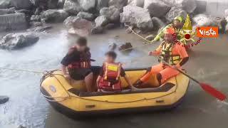 Salvati con gommone da Vigili del Fuoco due ragazzi bloccati sotto Ponte San Pancrazio a Verona
