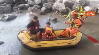 Salvati con gommone da Vigili del Fuoco due ragazzi bloccati sotto Ponte San Pancrazio a Verona