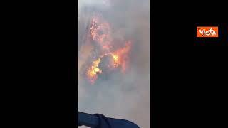 L'intervento di un elicottero dell'aeronautica militare per contrastare un incendio in Sardegna