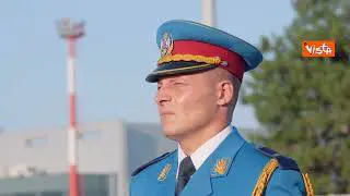 Il Presidente Repubblica di Serbia Vucic dona un mazzo di fiori a Meloni al suo arrivo a Belgrado