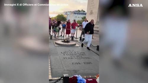 Si accende una sigaretta dalla fiamma del Milite Ignoto: bufera a Parigi