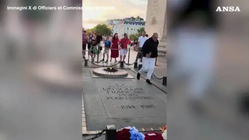 Si accende una sigaretta dalla fiamma del Milite Ignoto: bufera a Parigi