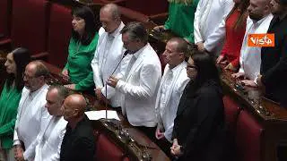 Deputati M5S vestiti con colori bandiera palestinese in Aula per chiedere riconoscimento Palestina