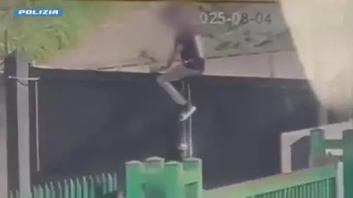 Rogoredo, gli stranieri scassinano il cancello per entrare nel bosco della droga