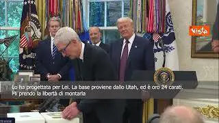 Il Ceo di Apple Tim Cook dona a Trump una targa in vetro con base oro 24 carati