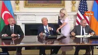 La stretta di mano tra il Primo Ministro armeno e il Presidente dell'Azerbaijan alla Casa Bianca