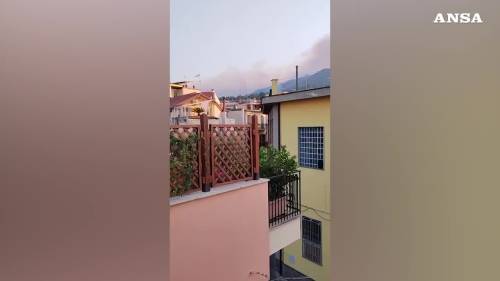 Incendio sul Vesuvio, le fiamme raggiungono circa 3 chilometri di estensione 