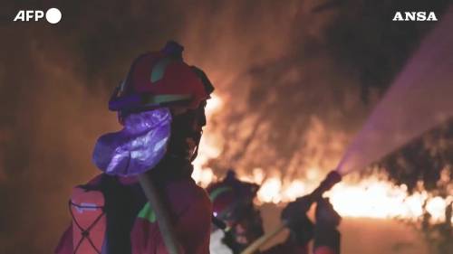 Spagna, i vigili del fuoco combattono gli incendi nel nord-ovest del Paese 
