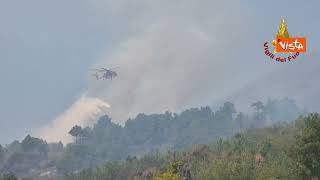 Incendio boschivo al parco nazionale del Vesuvio, le immagini dei Canadair al lavoro