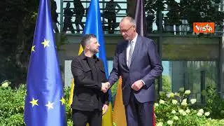 Zelensky arriva a Berlino per partecipare ai colloqui online con Trump e il gruppo dei volenterosi