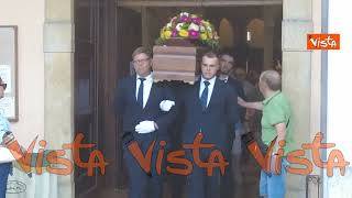 Funerali di Cecilia De Astis uccisa da dei minorenni, l'applauso all'uscita della bara dalla Chiesa