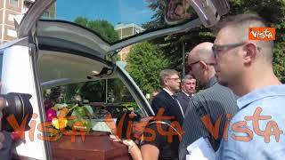 L'ultimo saluto a Cecilia De Astis uccisa da dei minorenni a Milano a bordo di macchina rubata