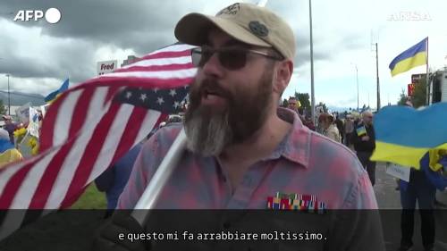 Abitanti dell'Alaska in protesta contro la visita di Putin negli Stati Uniti