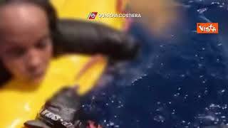 Naufragio a Lampedusa, le immagini dei soccorsi ai migranti