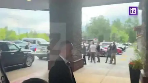 L'arrivo di Lavrov in Alaska con la felpa Cccp