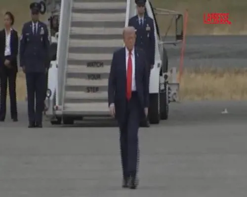 Trump e Putin atterrano in Alaska: stretta di mano in pista e poi via, sulla stessa auto
