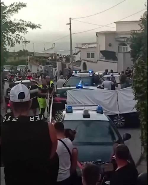 Sparatoria a Forio d'Ischia, tre morti e un ferito grave: i cadaveri in strada