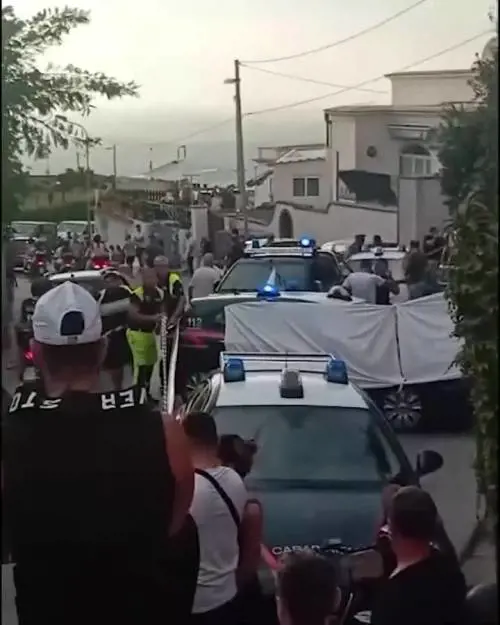 Sparatoria a Forio d'Ischia, tre morti e un ferito grave: i cadaveri in strada