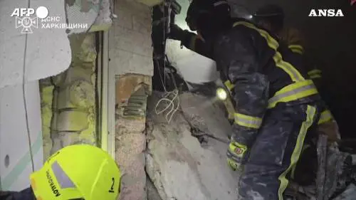 In Ucraina droni russi su Kharkiv, un 16enne tra i 5 morti 