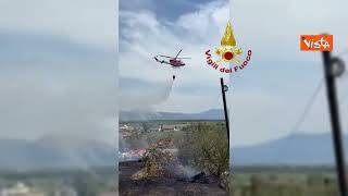 Incendio di vegetazione a Poggio a Caiano (PO), l'elicottero dei Vigili del Fuoco all'opera