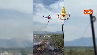Incendio di vegetazione a Poggio a Caiano (PO), l'elicottero dei Vigili del Fuoco all'opera