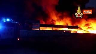 Incendio in un azienda di stoccaggio rifiuti a Teano (CE), in fiamme 40 mila metri quadrati