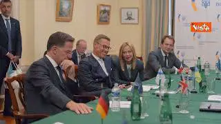 Meloni incontra a Washington Zelensky, Rutte e i leader europei, le immagini degli abbracci