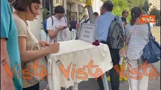 Ultimo saluto a Pippo Bado, ecco la firma del libro all'ingresso della camera ardente
