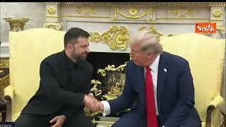 La stretta di mano tra Trump e Zelensky nello studio ovale della Casa Bianca