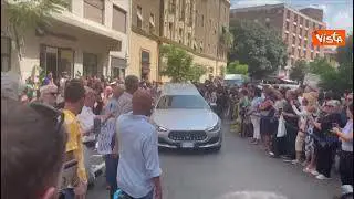 "Grandioso Pippo", l'omaggio per Baudo con un cartello fuori dalla camera ardente