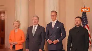 Macron con la mano in tasca, l'irrituale posa per la foto di gruppo con Trump e i leader Ue