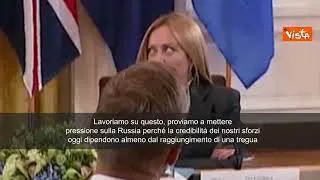 Meloni alza occhi al cielo mentre Merz spiega a Trump guerra in Ucraina, espressione diventa virale