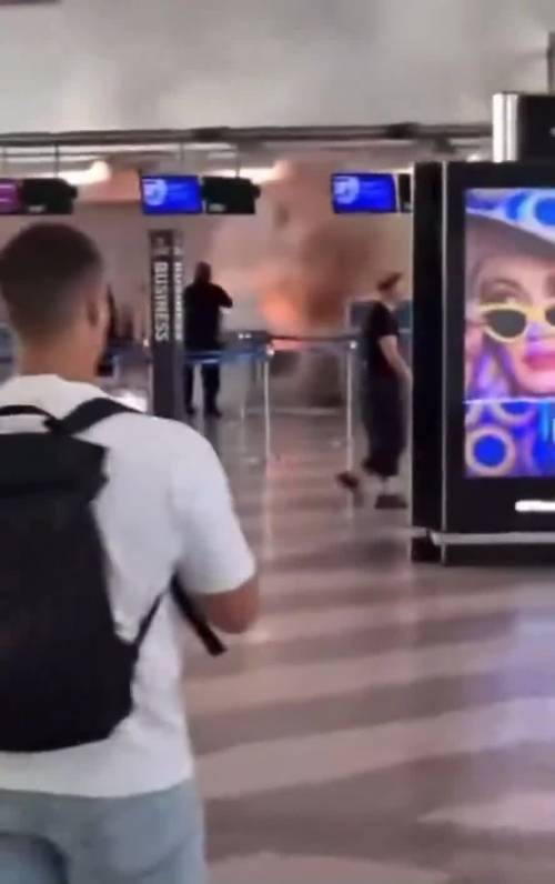 Panico a Malpensa, uomo distrugge check-in e appicca incendio