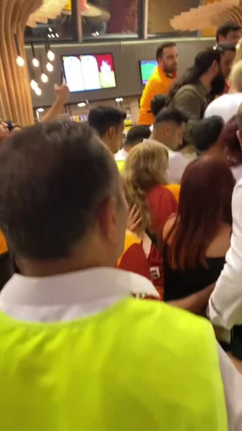 Tensione a Istanbul: Mauro Icardi reagisce durante assalto dei tifosi