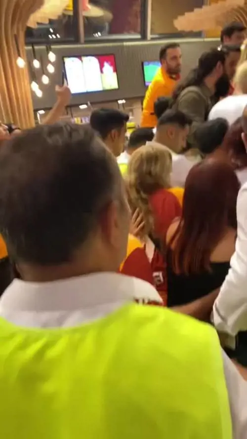 Tensione a Istanbul: Mauro Icardi reagisce durante assalto dei tifosi