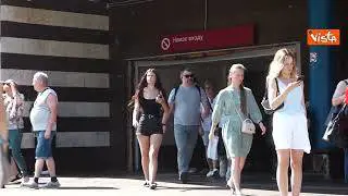 Kiev al tempo di guerra, ecco i palazzi sventrati e le carcasse delle auto bruciate