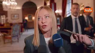 Meloni alza gli occhi al cielo prima del punto stampa con i cronisti a Washington, l’immagine virale