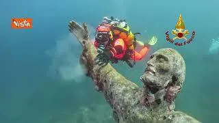 Restyling annuale per il Cristo degli abissi sul fondale di San Fruttuoso di Camogli