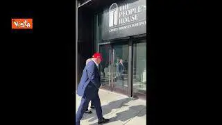 Il Presidente Usa a sorpresa in negozio souvenir della Casa Banca col cappello "Trump aveva ragione"