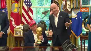 Mondiali 2026, Trump a fianco di Infantino solleva la coppa: "Posso tenerla?"