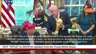 Siparietto Trump-Infantino con la Coppa del mondo: "Lei è un vincente", "Posso tenerla?"