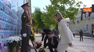 Giorno indipendenza Ucraina, Zelensky in abiti tradizionali con moglie e Carney omaggia Muro memoria