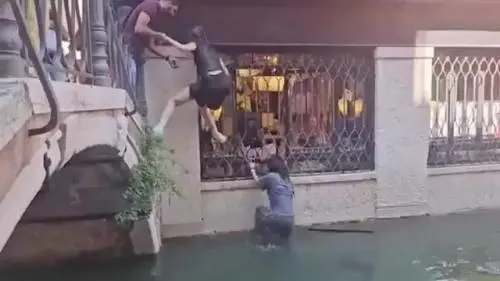 Gruppo di turisti finisce in acqua a Venezia dopo che la gondola si è ribaltata