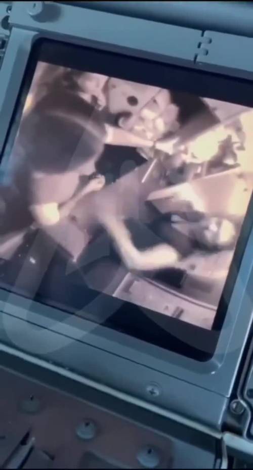 Pugni e schiaffi in viso contro le assistenti di volo, il video dell'aggressione