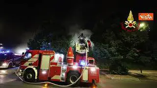 In fiamme il Teatro Viper di Firenze, crollato il tetto. L'intervento dei Vigili del Fuoco