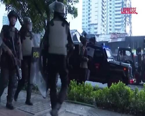 Indonesia, scontri davanti al Parlamento tra studenti e polizia