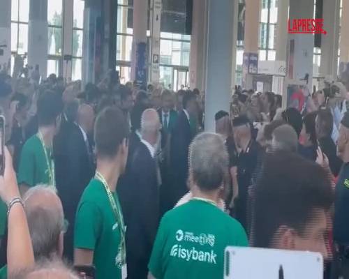 Meeting Rimini, Meloni arriva alla kermesse accolta da applausi