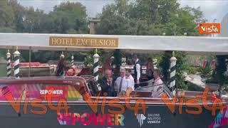 Venezia 82, il presidente della giuria Alexander Payne in posa con il direttore della Mostra Barbero