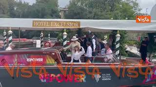 Venezia 82, il presidente della giuria Alexander Payne con Fernanda Torres al Lido